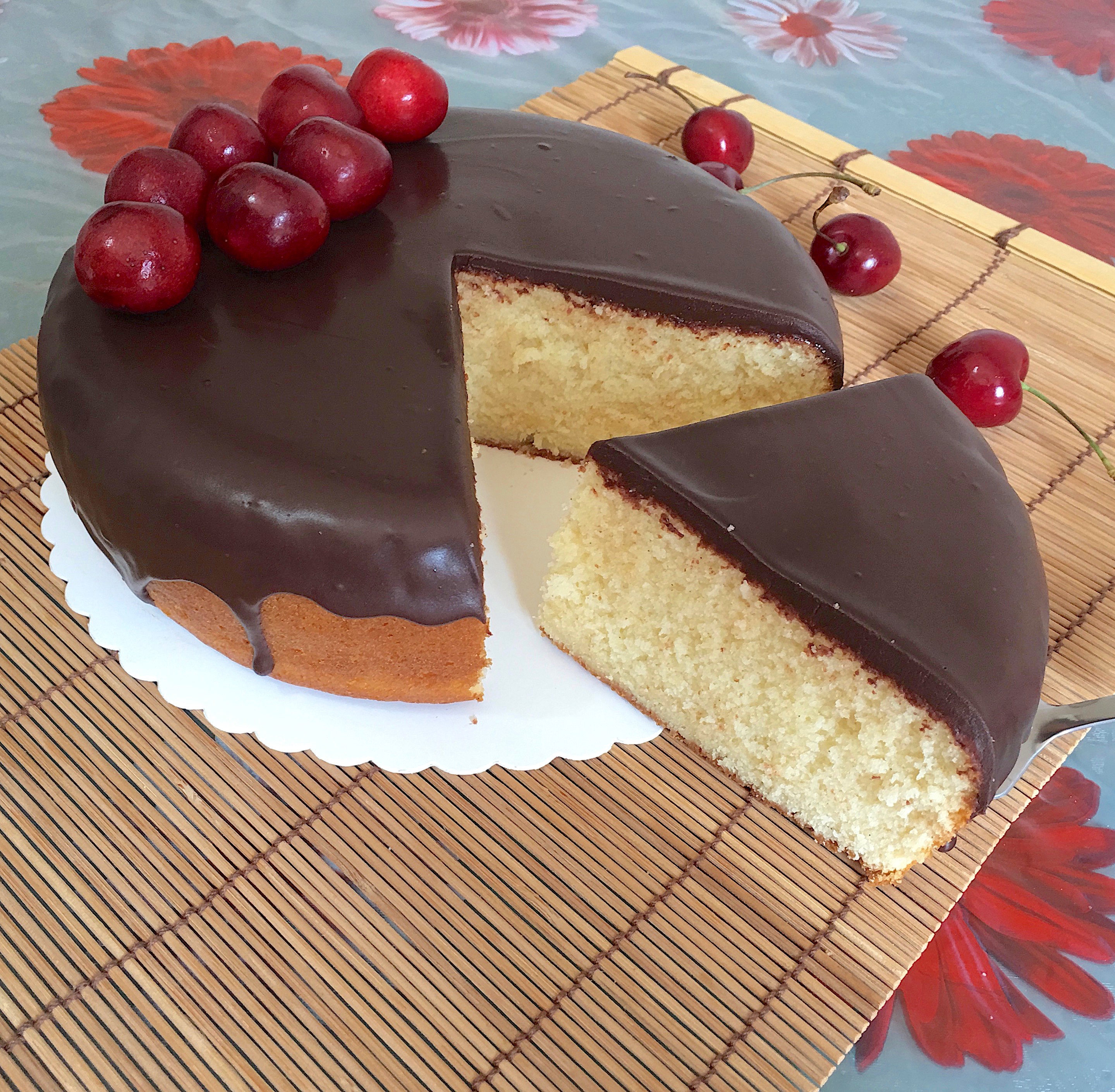 TORTA ALLA PANNA MONTATA CON GLASSA AL CIOCCOLATO